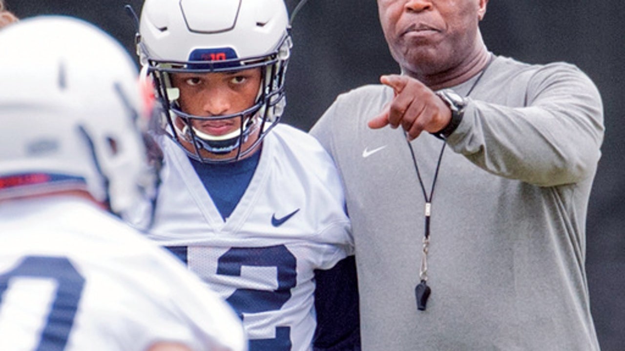 Smith stresses run game, pass rush as Illinois opens season